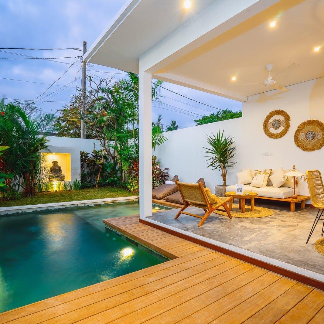 Intérieur de villa balinaise moderne avec salon ouvert et terrasse