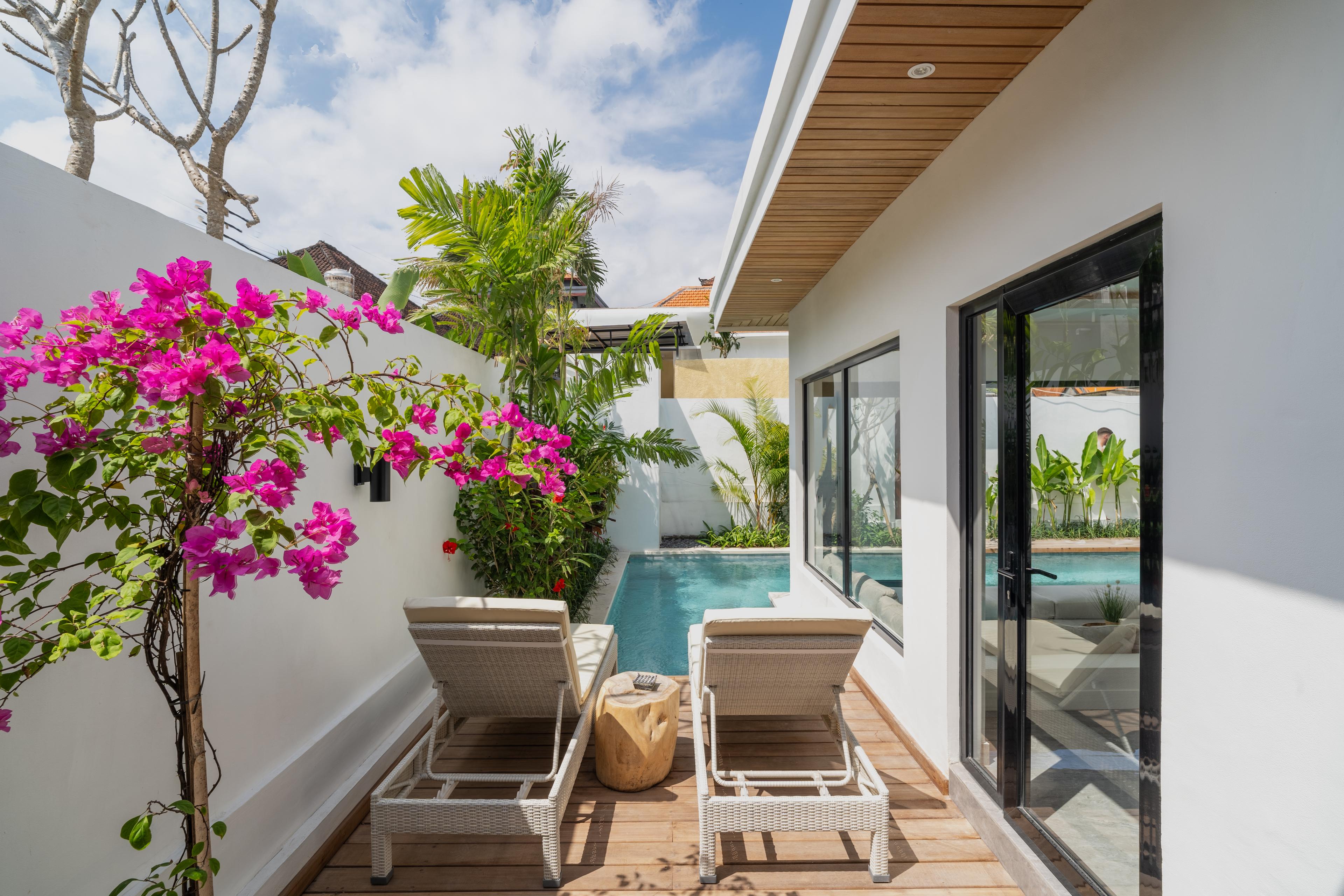 Villa contemporaine tropicale avec piscine et terrasse en bois a Canggu Bali