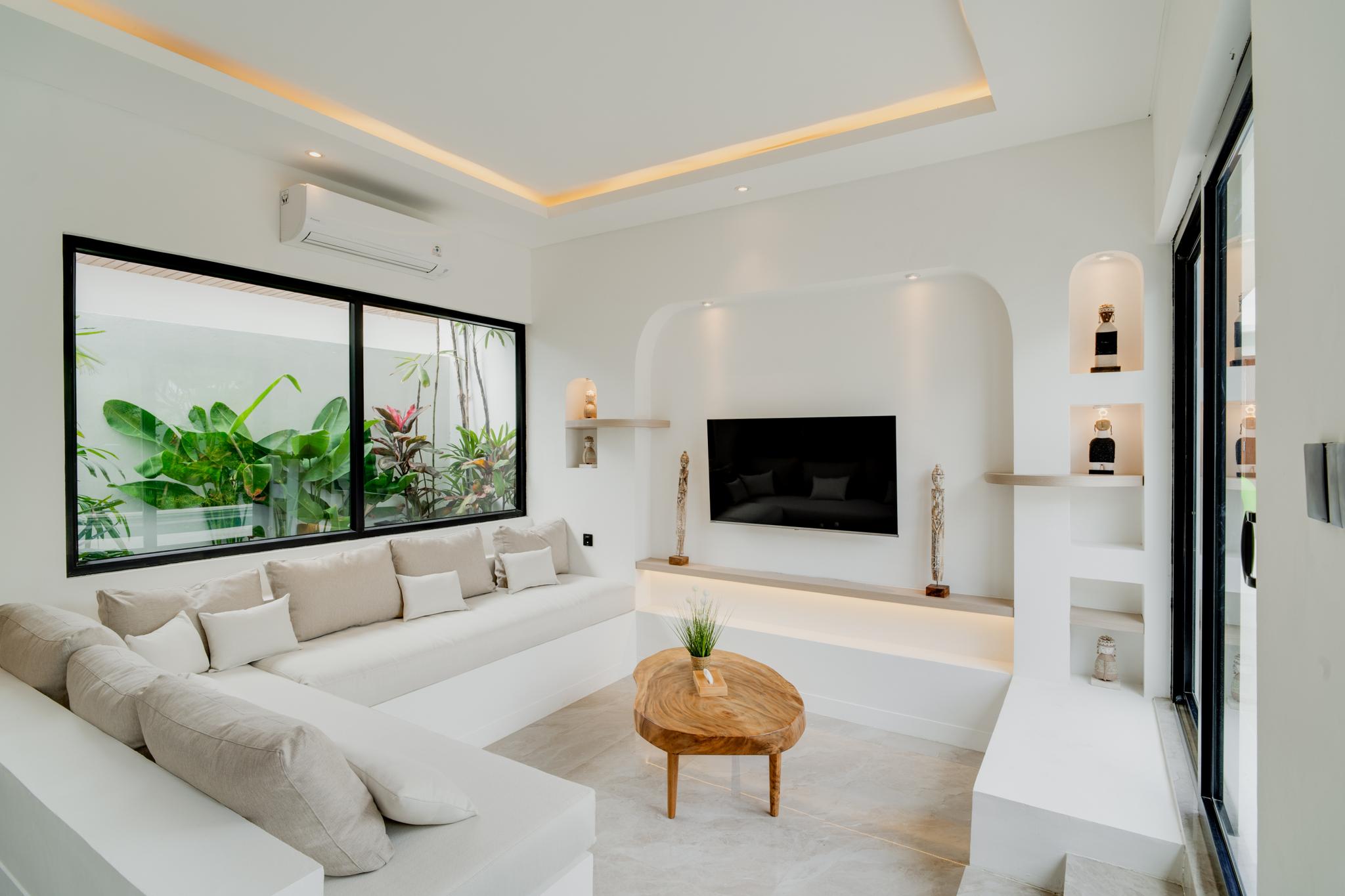Intérieur de villa balinaise moderne avec salon ouvert et terrasse