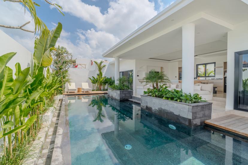 Villa contemporaine avec piscine et terrasse en bois a Canggu Bali
