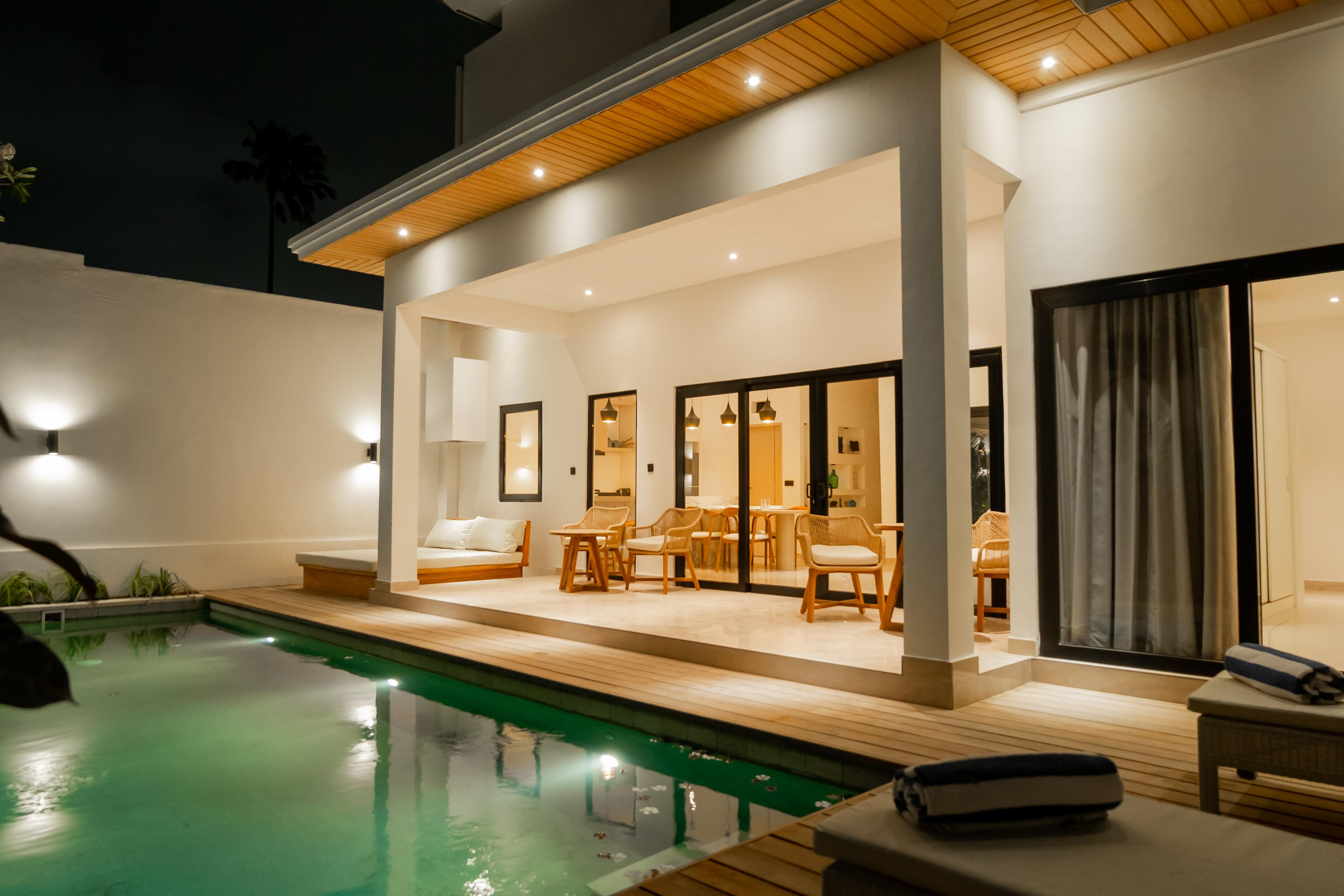 Interieur de villa balinaise moderne avec salon ouvert et terrasse