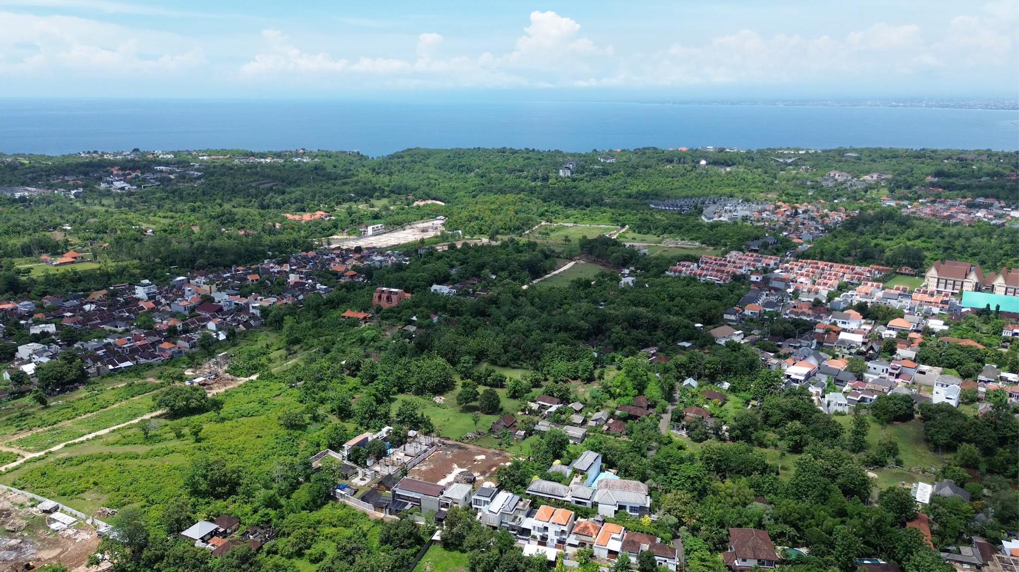 Bureaux notariaux à Bali avec des documents officiels en indonésien posés sur un bureau en bois, lumière naturelle tamisée, ambiance de sérieux et de rigueur administrative