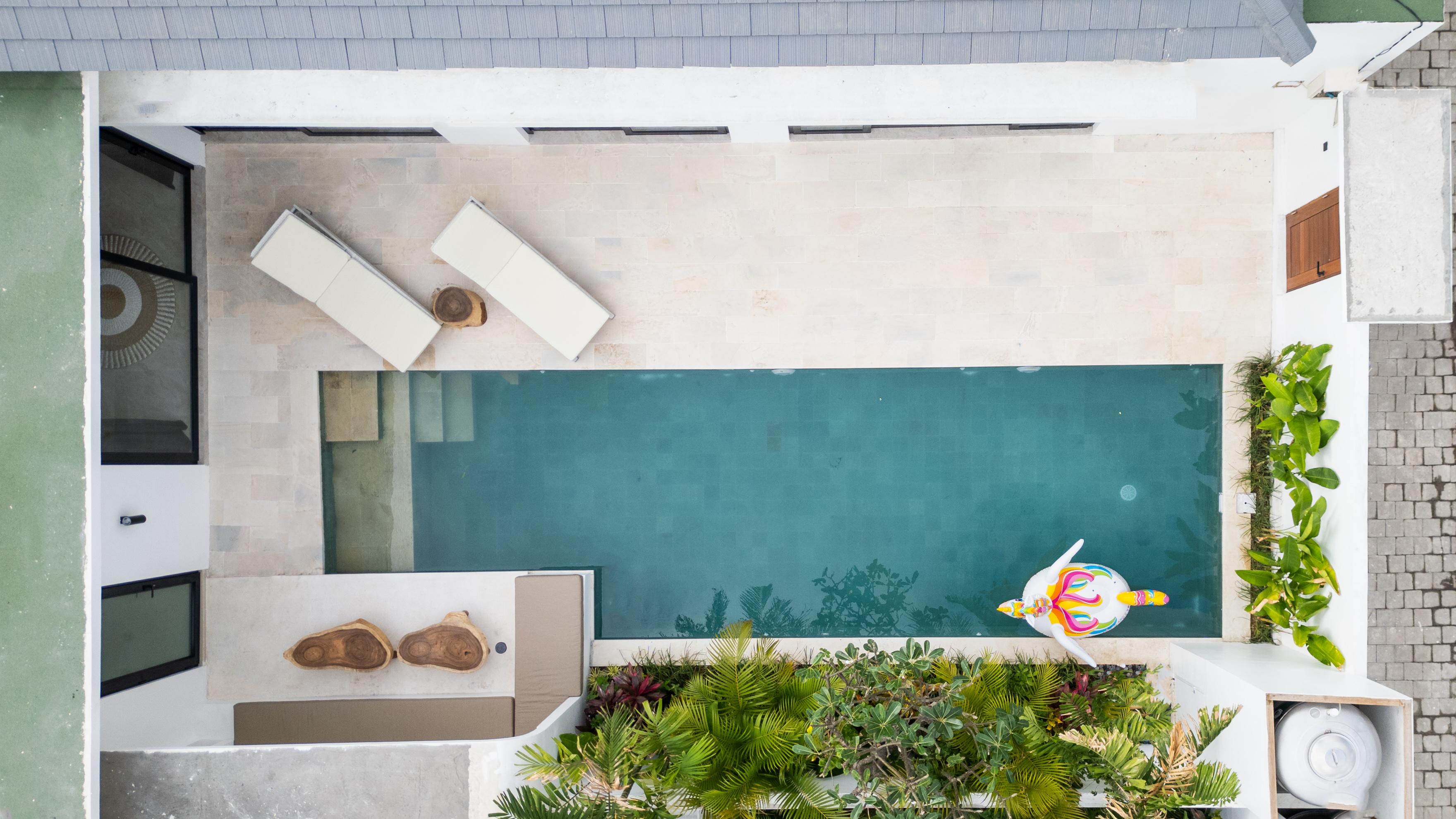 Villa contemporaine avec piscine et terrasse en bois à Canggu Bali