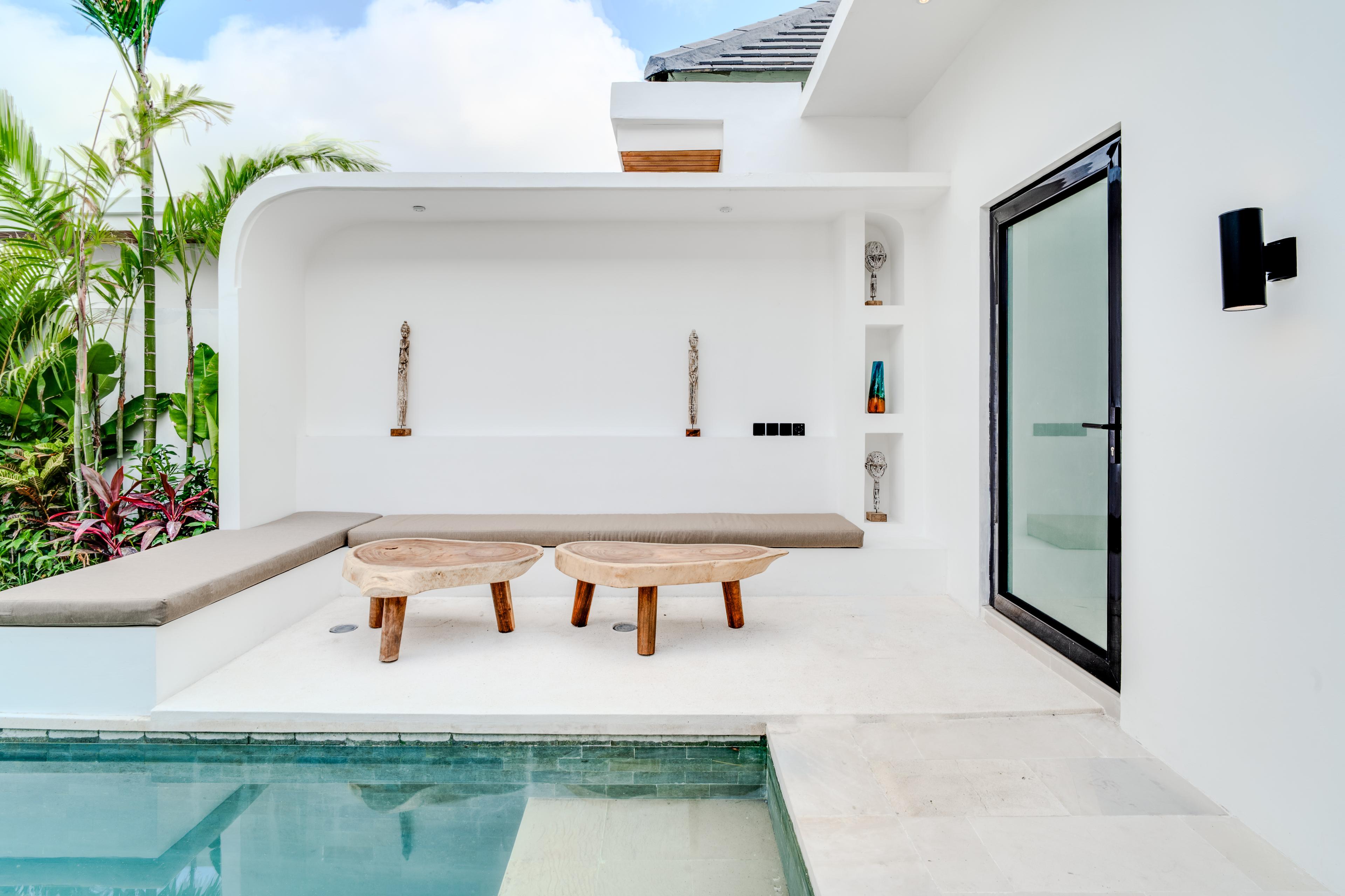Villa contemporaine avec piscine et terrasse en bois a Canggu Bali