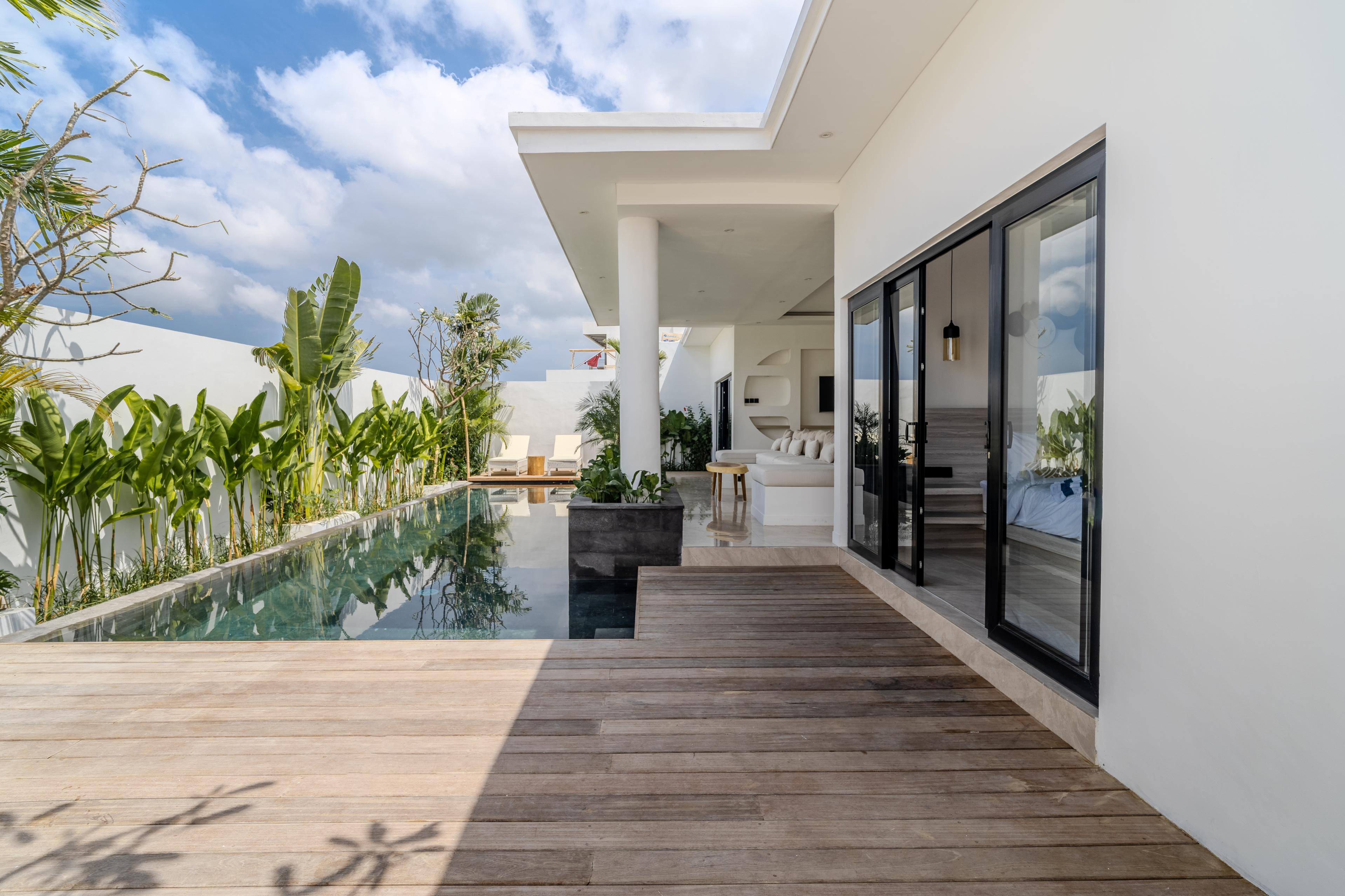 Chantier de construction de villa à Bali avec ouvriers et structure beton