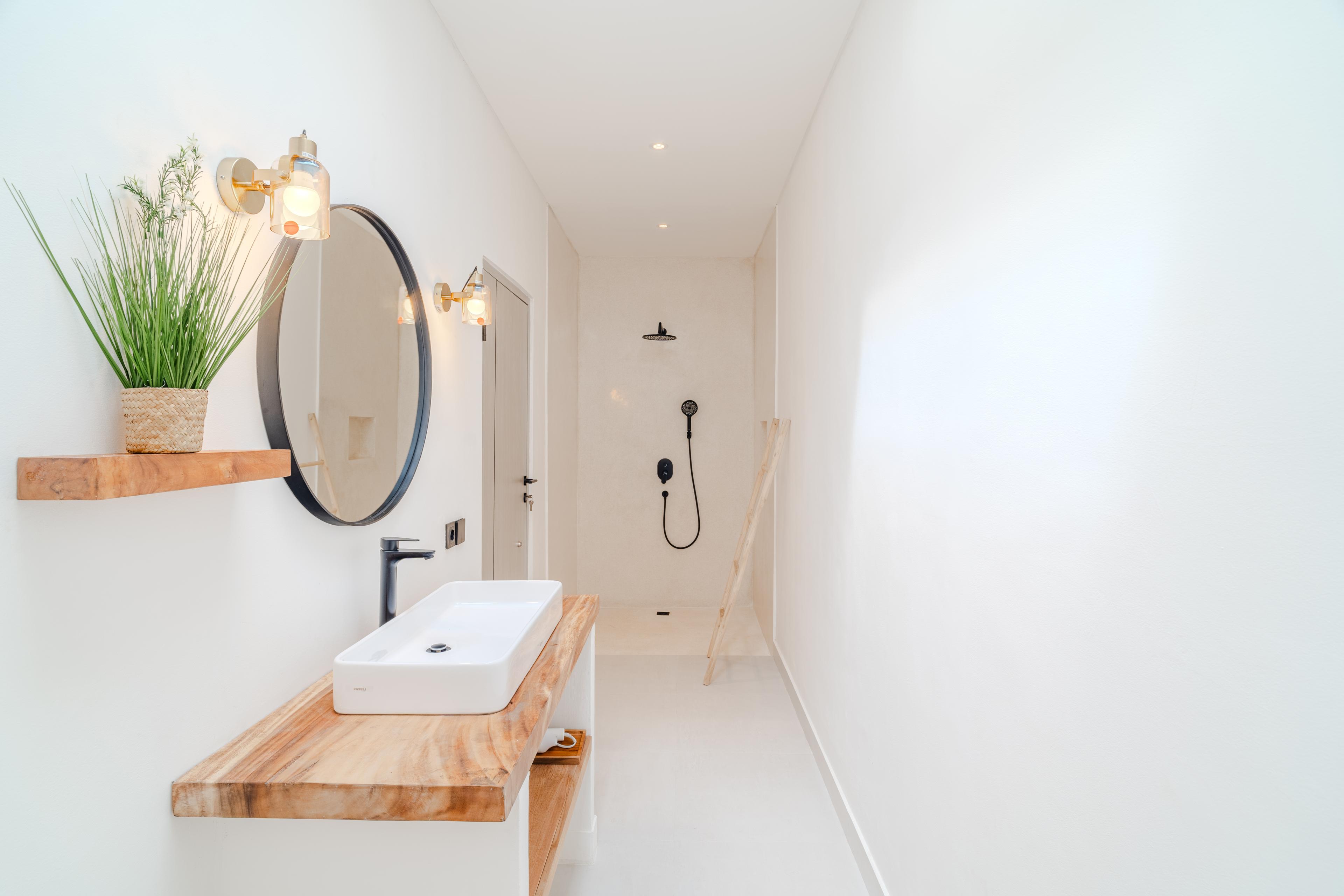 Intérieur de villa balinaise moderne avec salon ouvert et terrasse