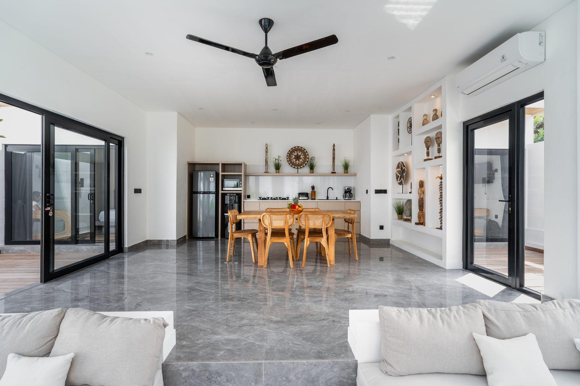 Salon ouvert d’une villa livrée à Bali, cuisine et coin repas