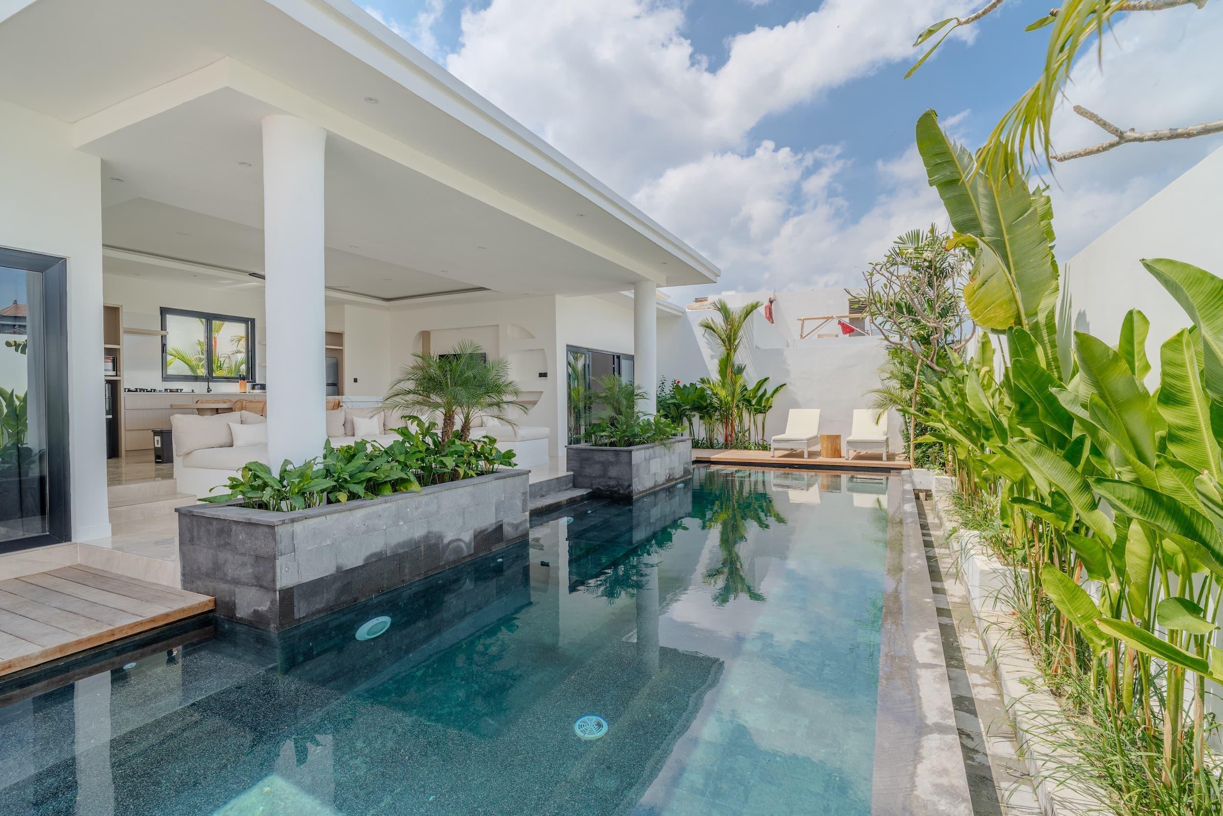 Villa contemporaine avec piscine et terrasse en bois à Seminyak Bali