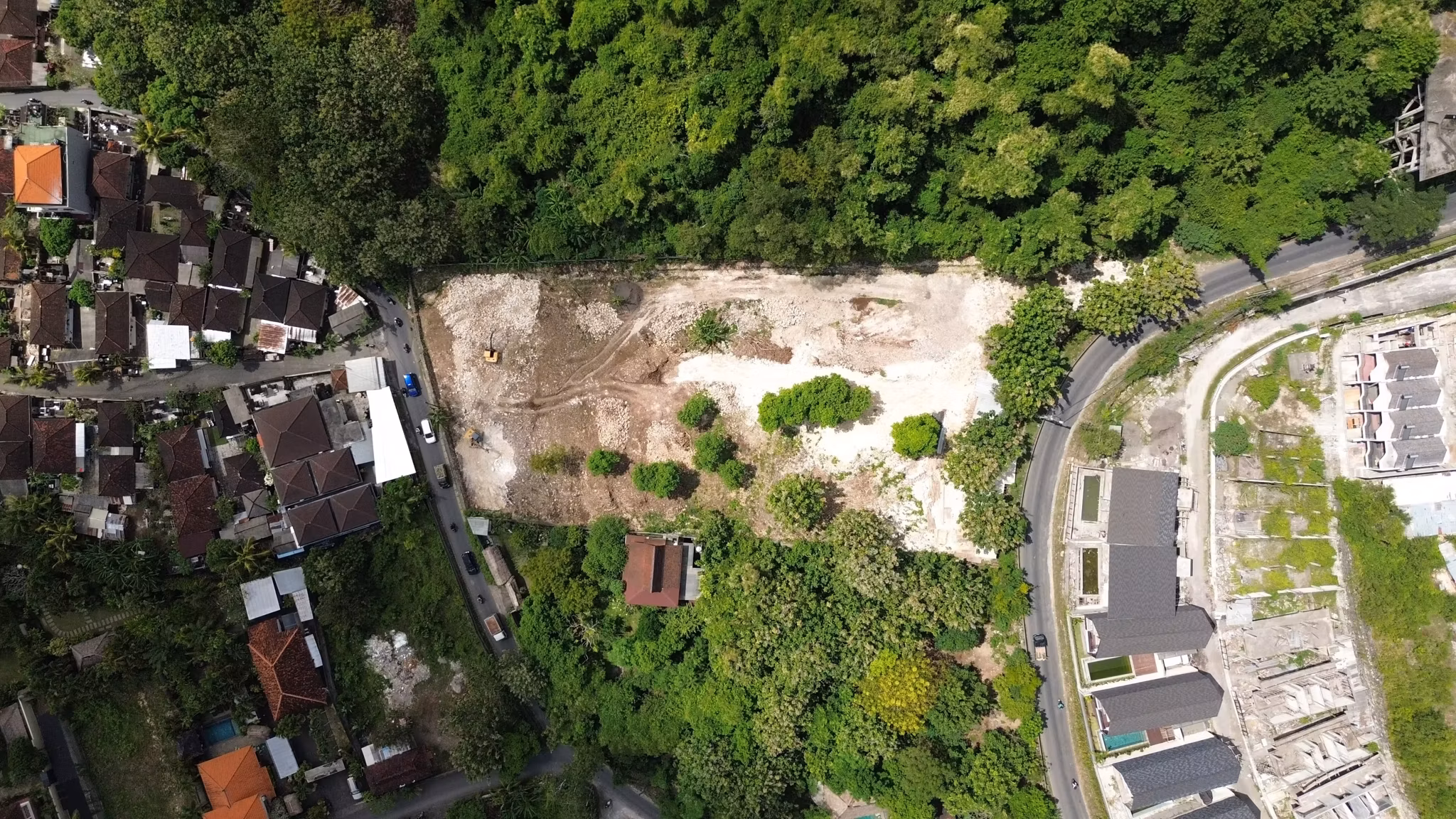 Construction de villa à Bali avec ouvriers et structure en béton