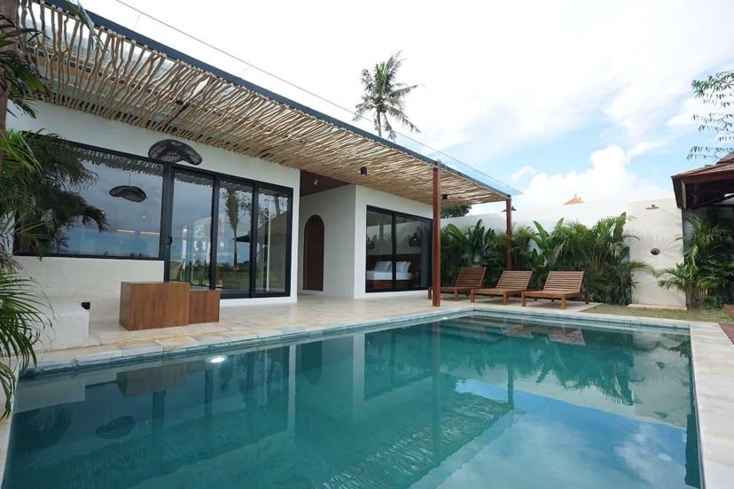 Villa contemporaine avec piscine et terrasse en bois à Canggu Bali
