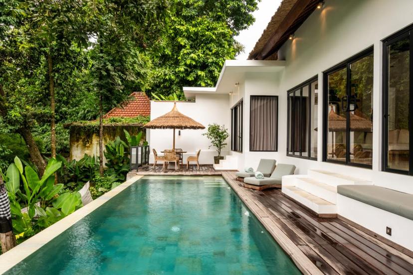 Villa contemporaine avec piscine et terrasse en bois entourée de rizières à Pererenan Bali