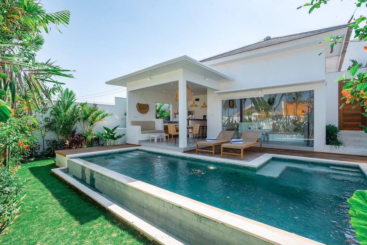 Interieur de villa balinaise moderne avec salon ouvert et terrasse