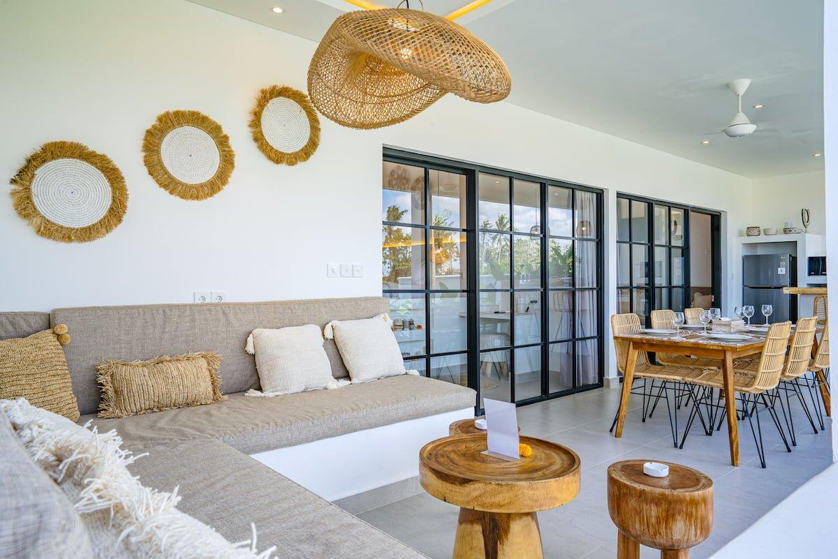 Interieur de villa balinaise moderne avec salon ouvert et terrasse