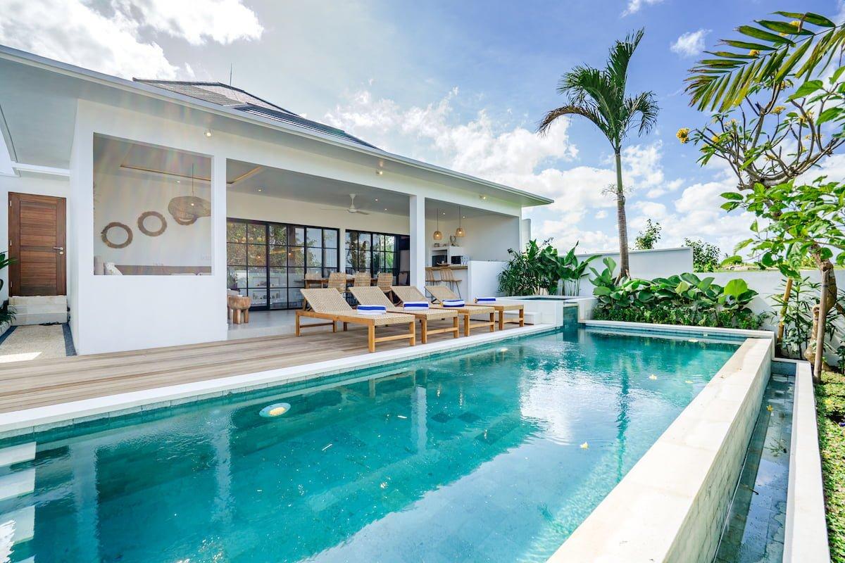 Interieur de villa balinaise moderne avec salon ouvert et terrasse