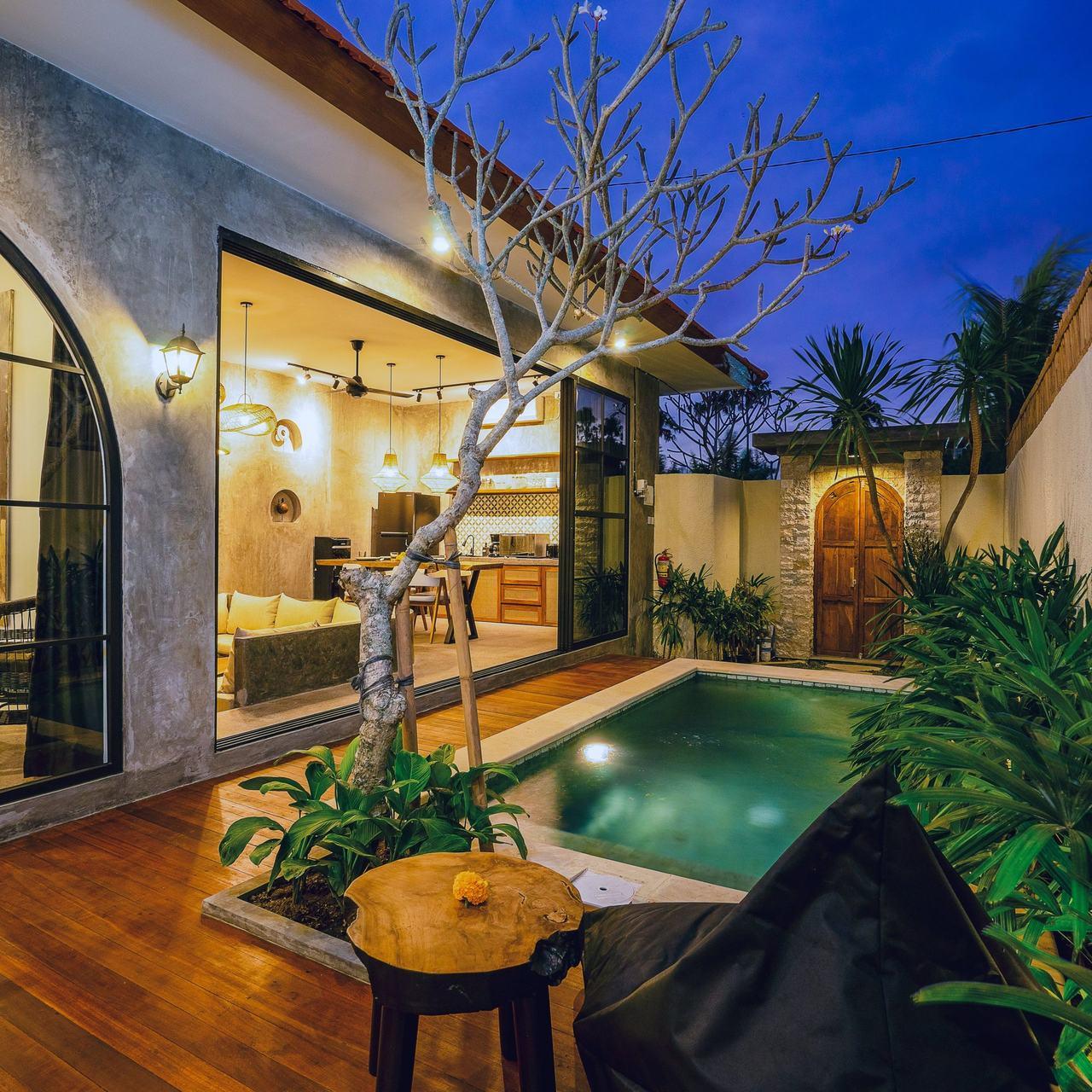 Villa avec piscine éclairée à la tombée du soir, à Bali