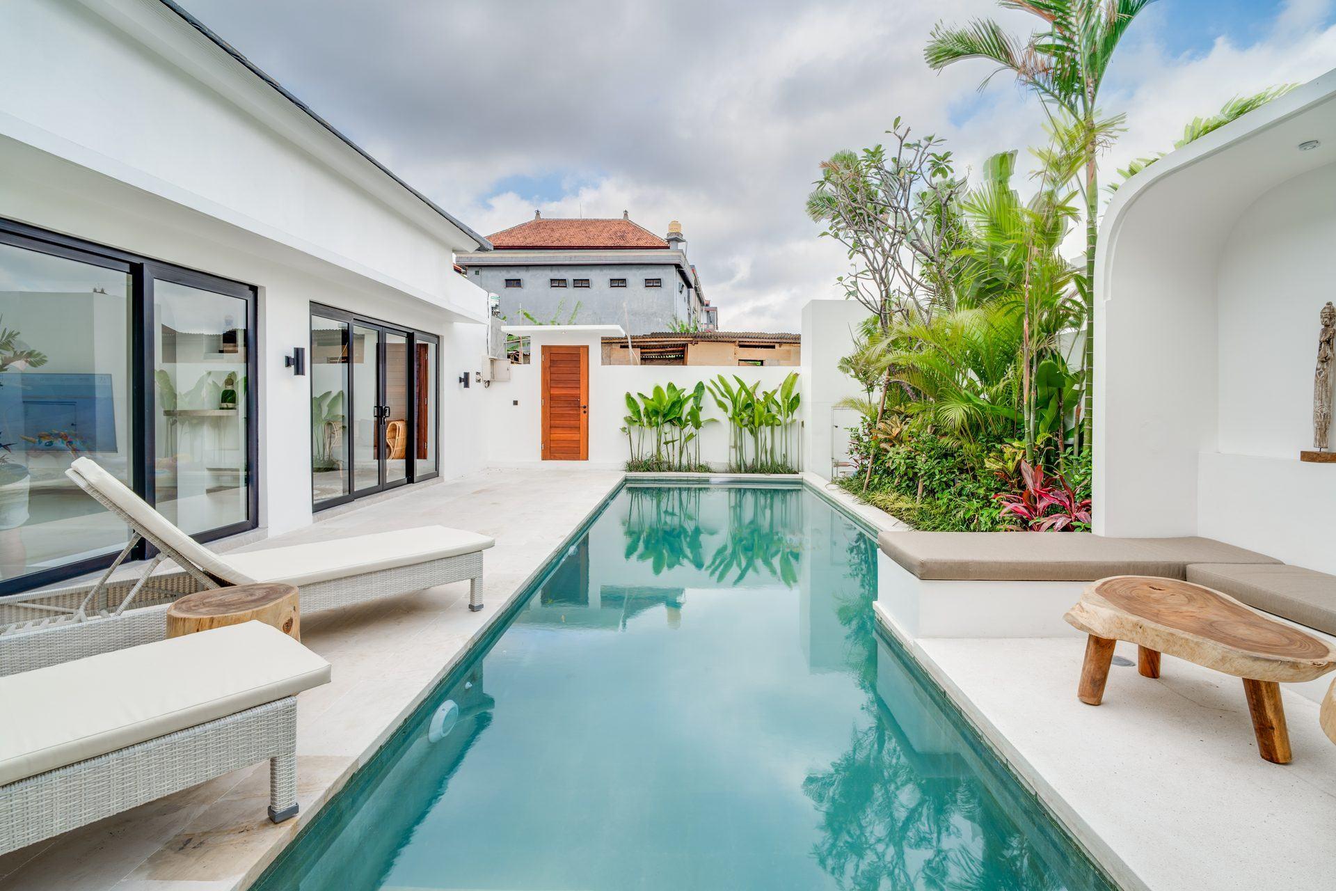 Villa blanche avec piscine et jardin tropical à Bali
