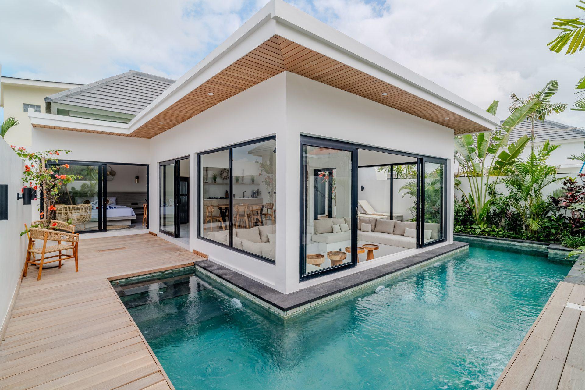 Villa contemporaine avec piscine et deck en bois livrée par Balimmo à Bali