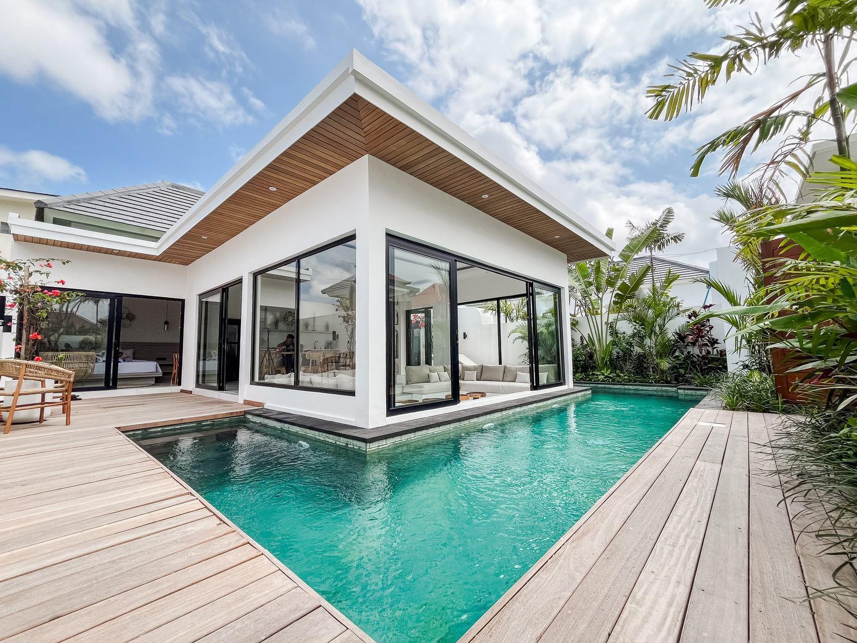 Villa moderne avec piscine et terrasse en bois à Bali