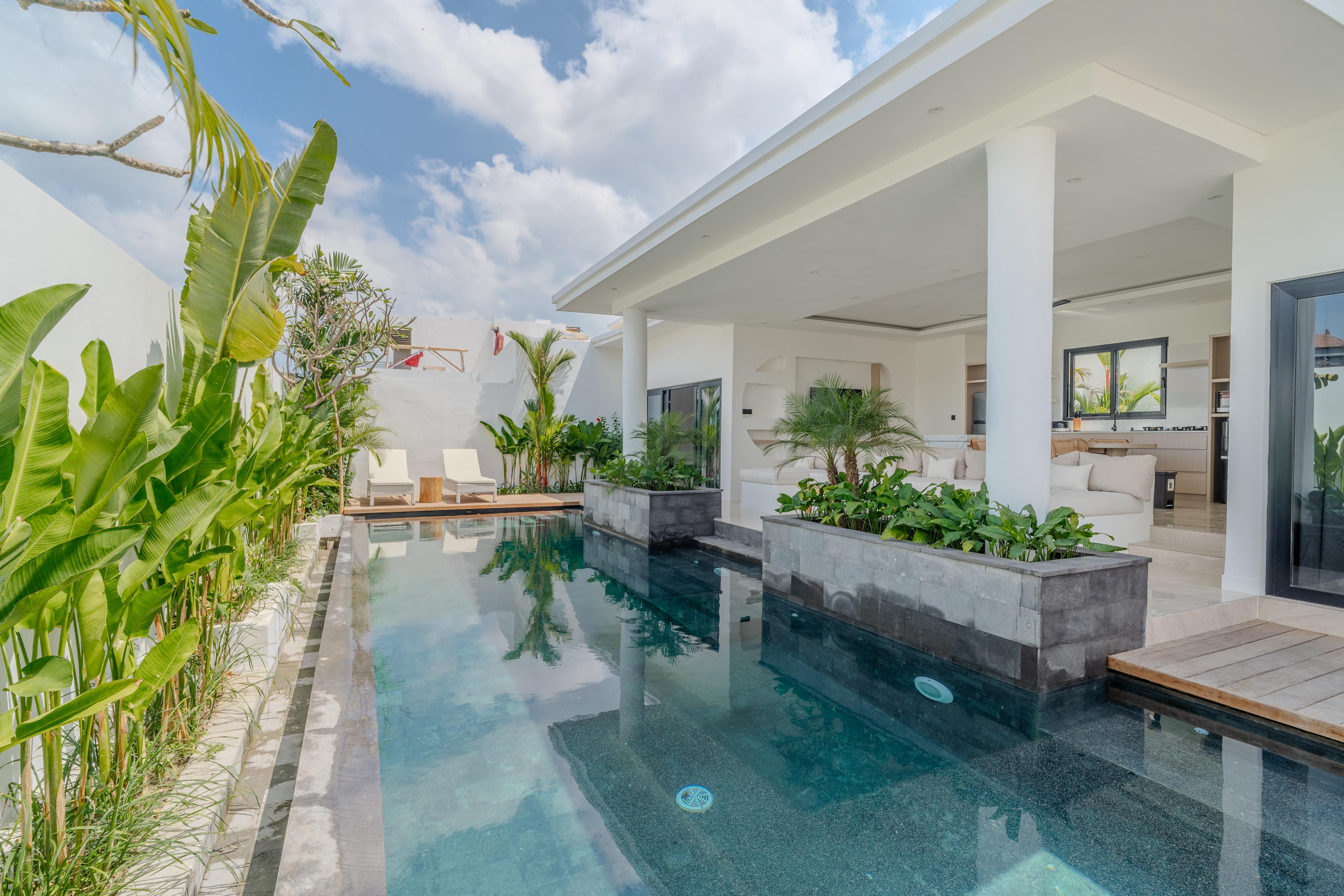 Villa contemporaine avec piscine et terrasse en bois a Canggu Bali