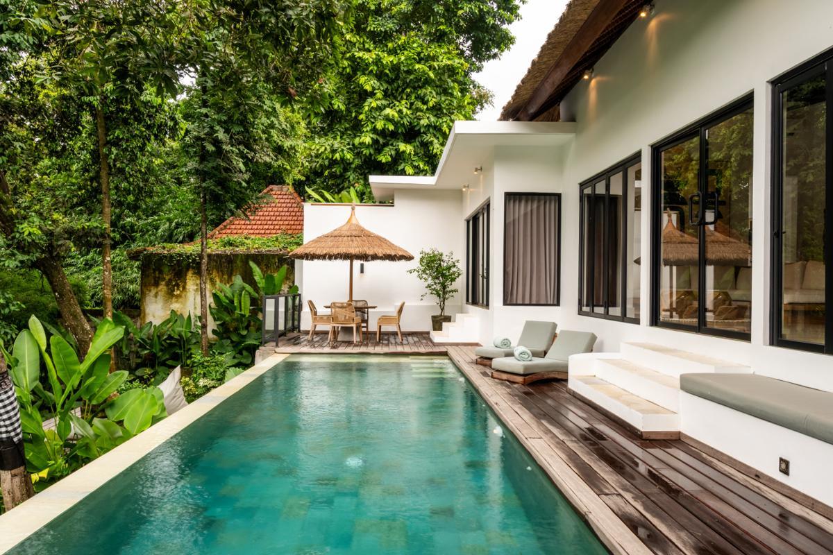 Villa contemporaine avec piscine et terrasse en bois entourée de rizières à Pererenan Bali
