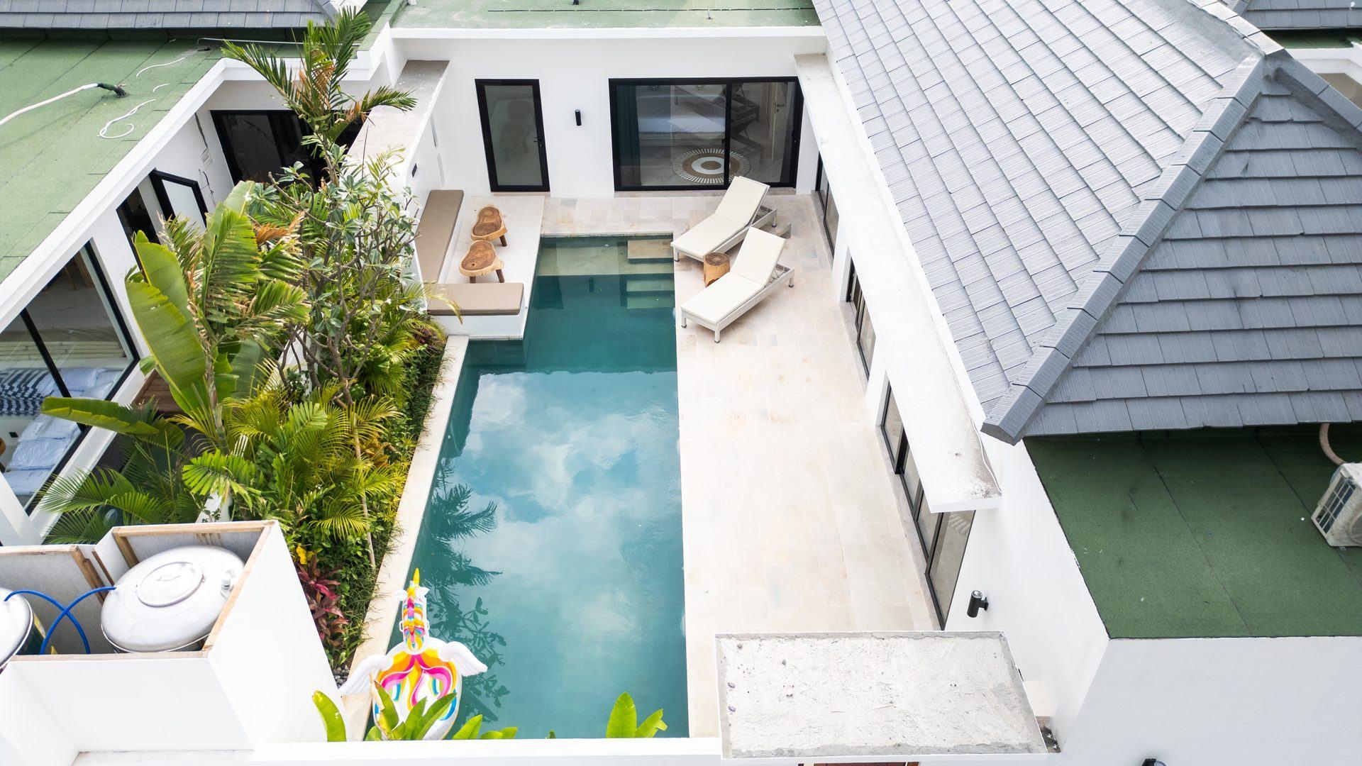 Terrain bâti à Bali vu du ciel, villa avec piscine