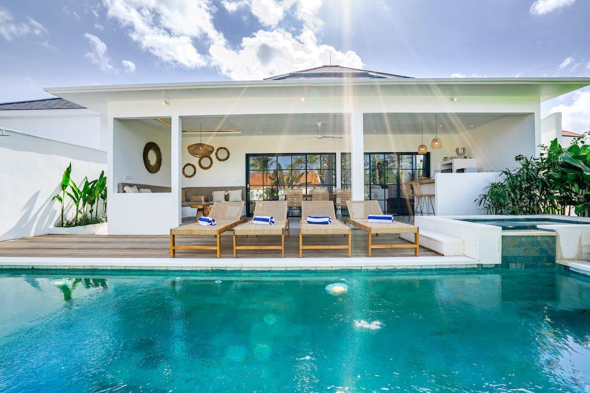 Interieur de villa balinaise moderne avec salon ouvert et terrasse