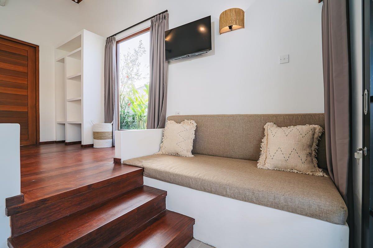Interieur de villa balinaise moderne avec salon ouvert et terrasse