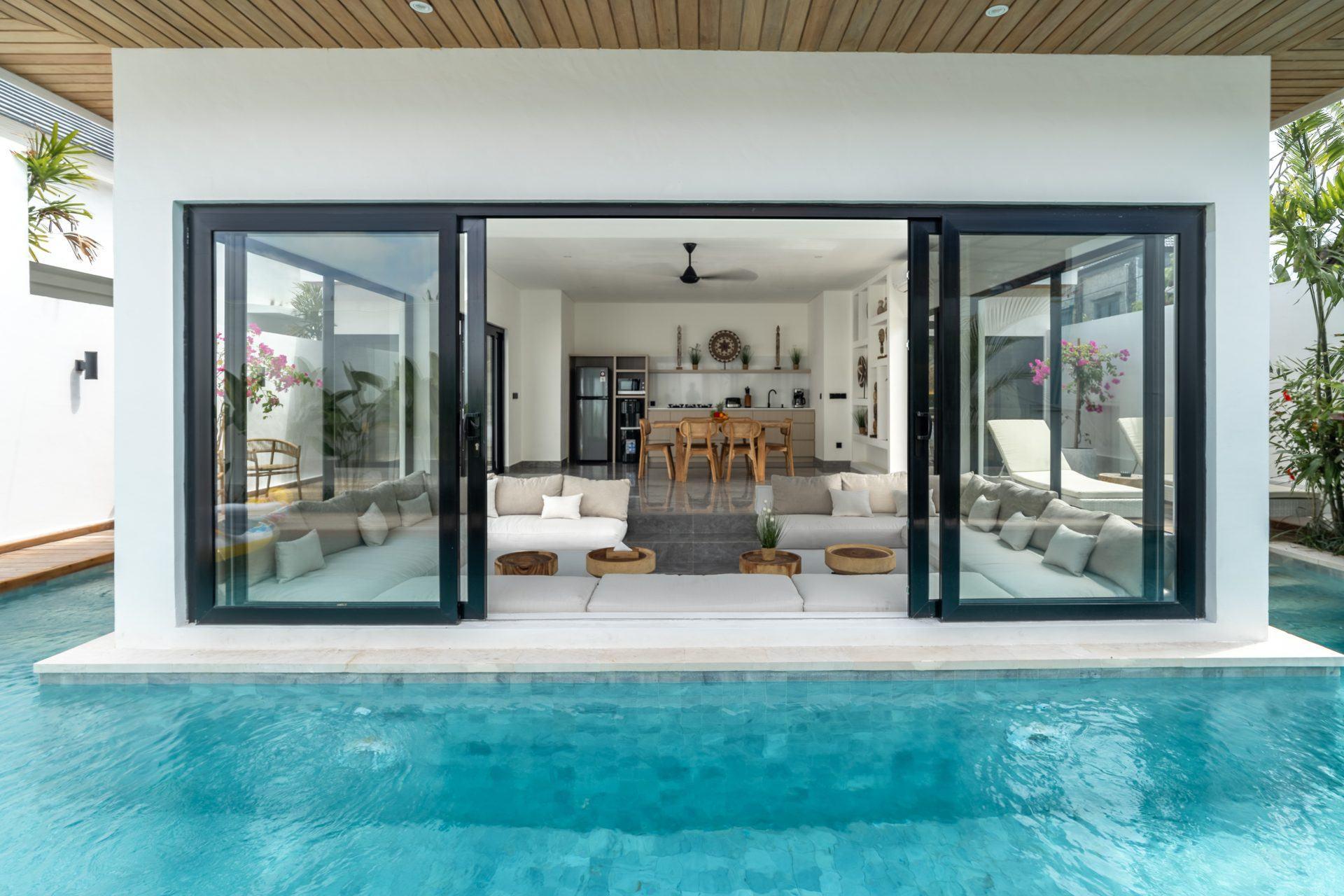 Villa à Canggu avec piscine et salon ouvert sur l’extérieur